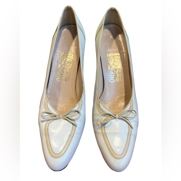 1950s Salvatore Ferragamo Heels Retro White, Beige, Brown Bow Pumps Size 10 - Picture 4 of 11